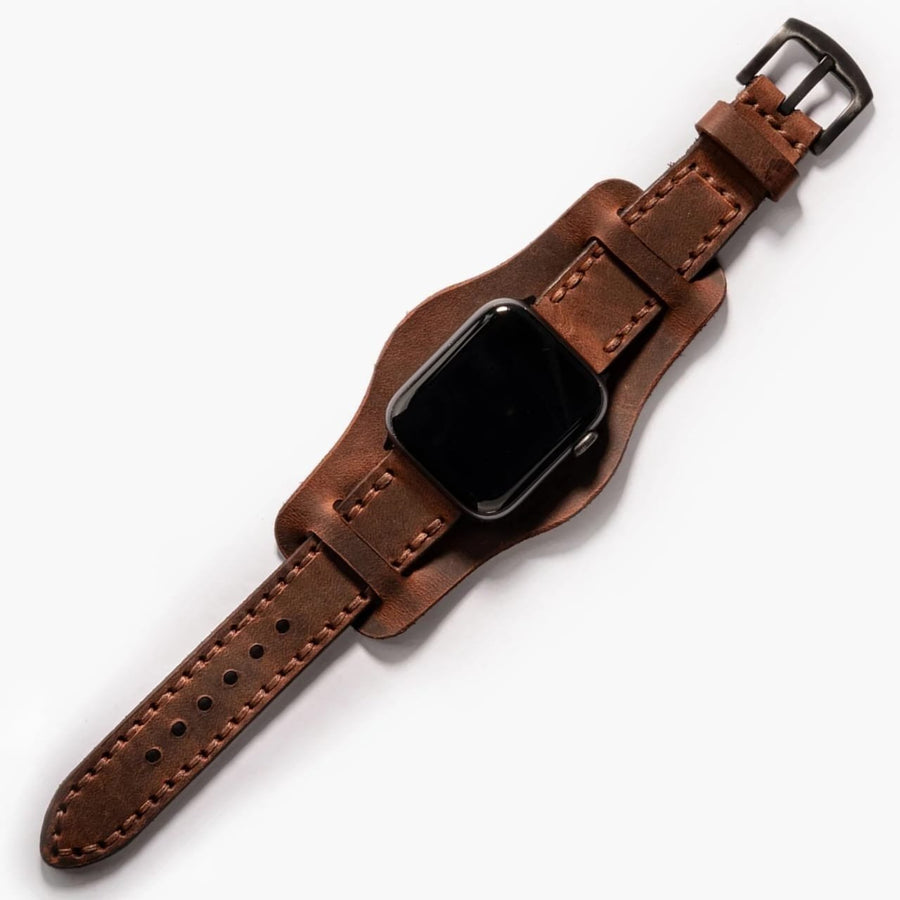 Bund Çift Katlı Apple Watch Deri Kayış – Kahve, masa üstünde açık şekilde sergileniyor